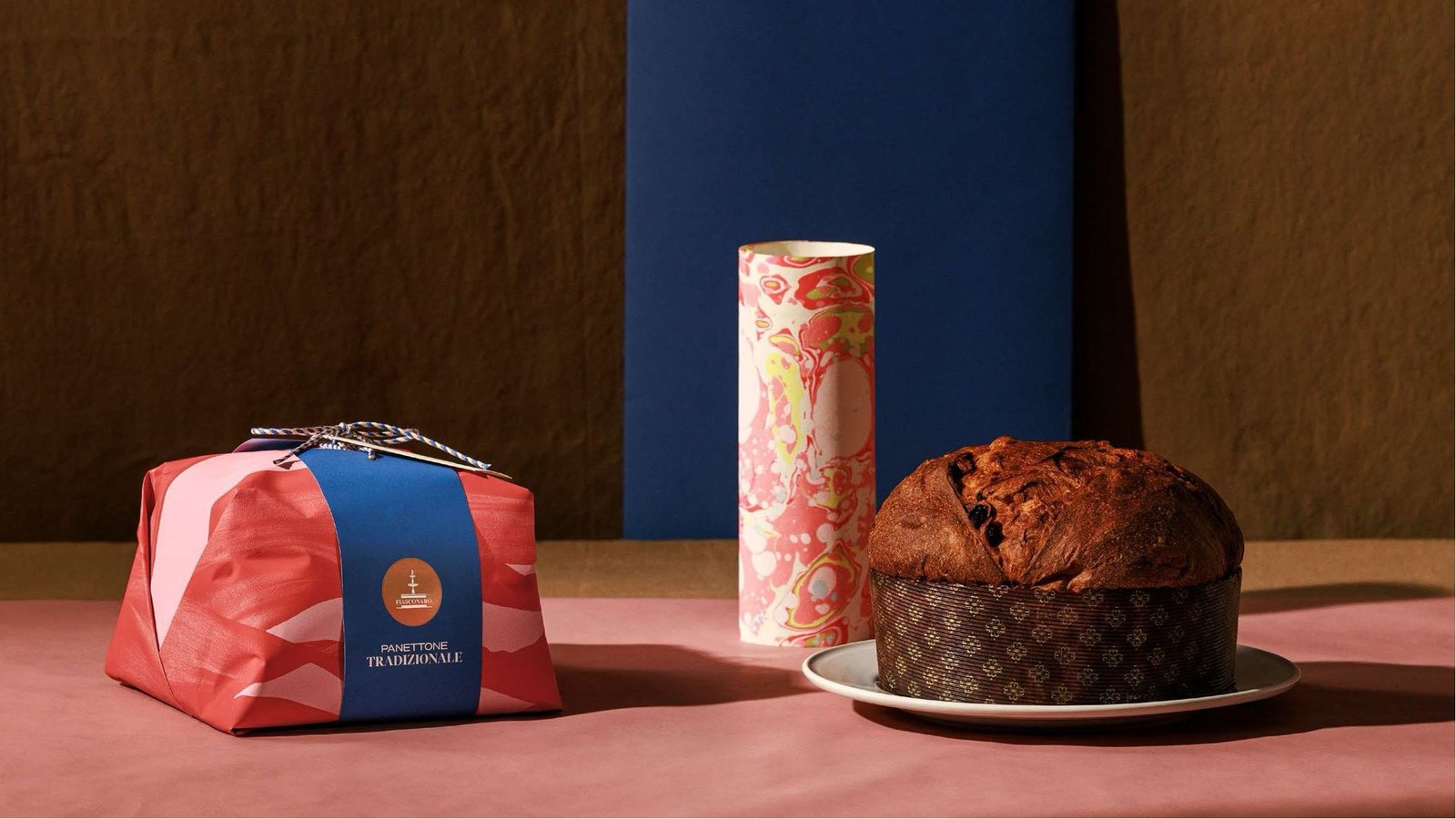 Panettone tradizionale Fiasconaro junto a su envoltorio de regalo