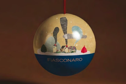 Dolce Sfera Fiasconaro: bola navideña completa, fuera de su caja, con cinta roja